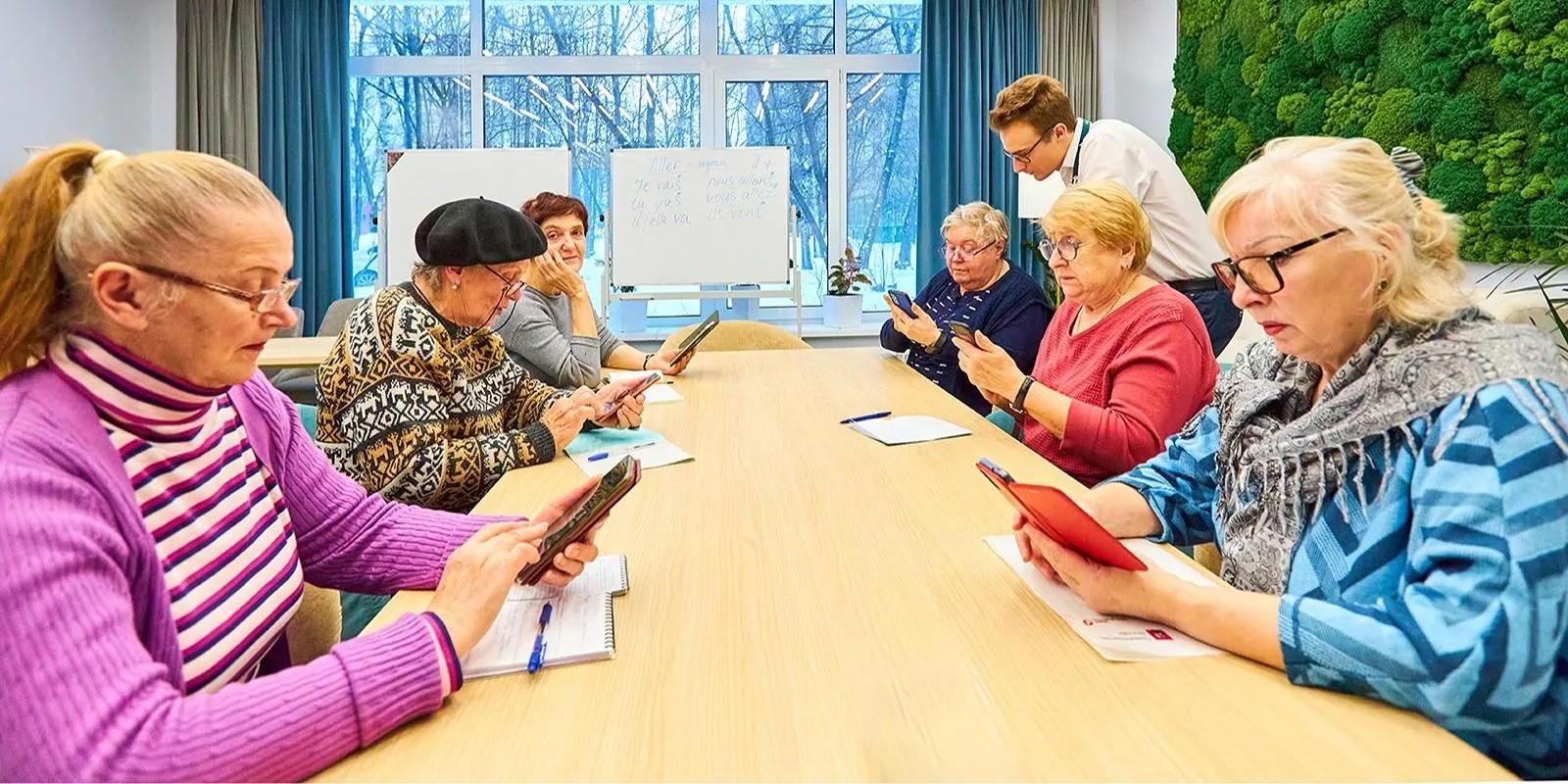 Участники «Московского долголетия» осваивают нейросети и цифровые сервисы