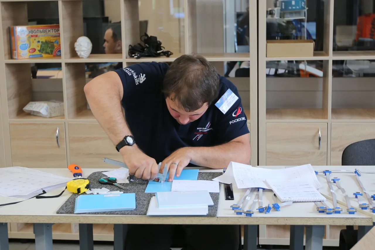 School and College Students in St. Petersburg Build a Satellite Model
